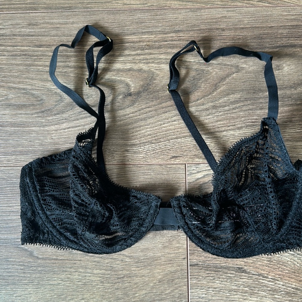 Victoria’s Secret black lace underwire bra 32C